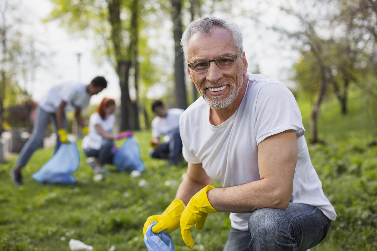 Work,As,Volunteer.,Experienced,Senior,Volunteer,Holding,Garbage,Bag,And senior man giving back, volunteering